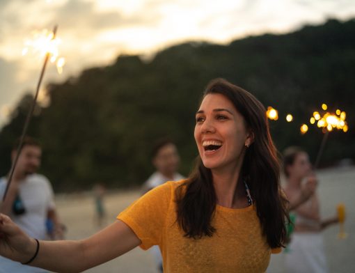 Uma mulher sorrindo em uma praia