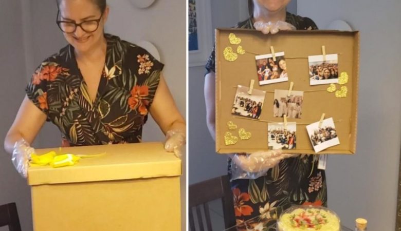 Mulher abrindo uma caixa que contém um bolo de aniversário e fotos