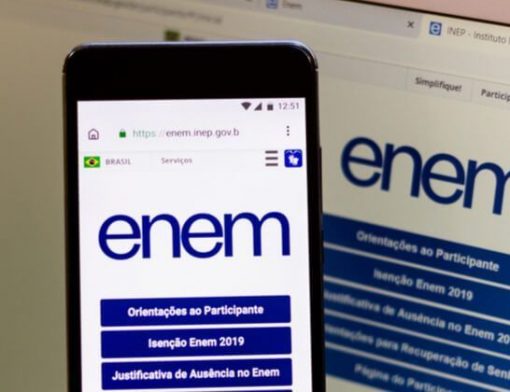 Um celular e um computador com o site do enem aberto