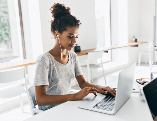 mulher pesquisando sobre como empreender na crise