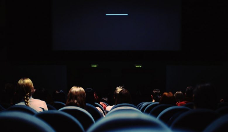 Sala de cinema com pessoas