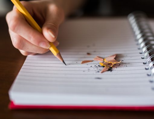 Aluno escrevendo no caderno