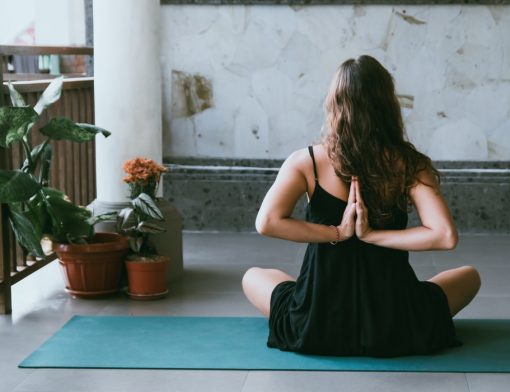 Mulher praticando yoga
