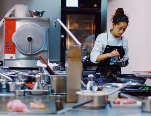 Mulher em uma cozinha industrial