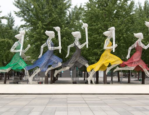 Estátua com as cores do jogos olímpicos