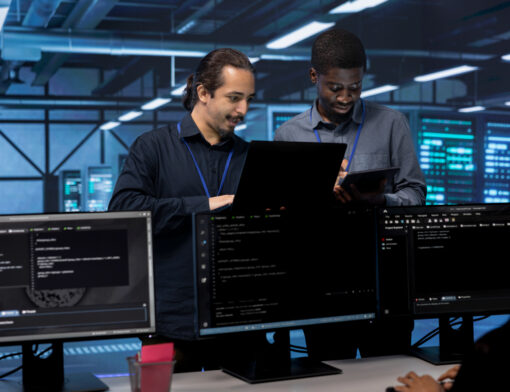 Dois homens observando algo em no computador