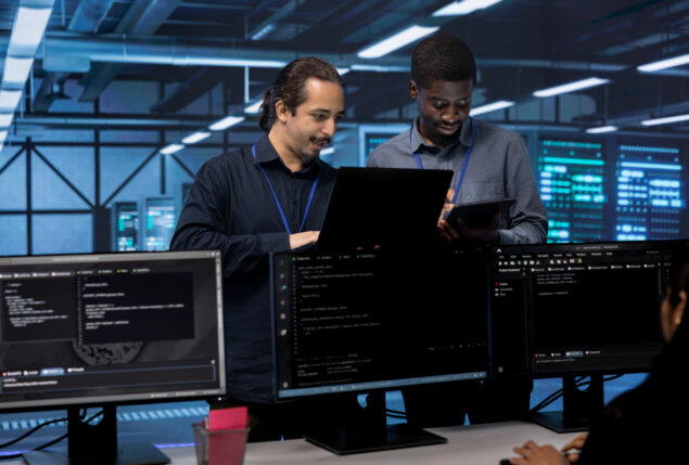 Dois homens observando algo em no computador