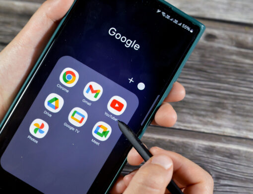 Celular mostrando alguns aplicativos com a caneta touch