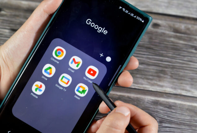 Celular mostrando alguns aplicativos com a caneta touch