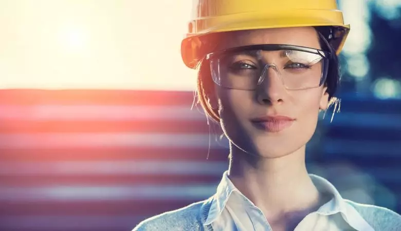 Uma mulher com capacete e óculos de proteção